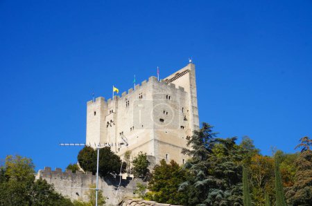 Foto de Crest, Francia - 1 de octubre de 2021 - Crest Tower, la torre más alta de Europa, construida entre los siglos XI y XV sobre el pueblo, en Drme, un departamento montañoso en la región de Auvernia-Ródano-Alpes - Imagen libre de derechos