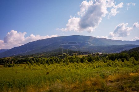 Téléchargez les photos : Paysage montagneux grandiose dans les Alpes du Sud, avec champs et bois au pied de la montagne, en Haute-Provence, France - en image libre de droit
