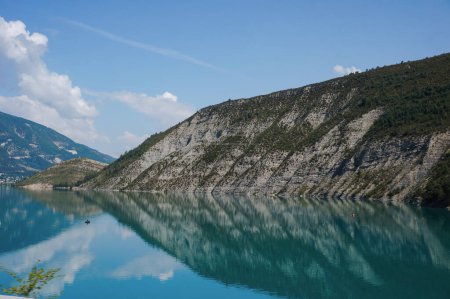 Foto de Grandioso paisaje montañoso en los Alpes meridionales franceses: el agua turquesa del lago de Castillon, bordeada por acantilados rocosos y montañas, en las gargantas de Verdon, en Haute-Provence, Francia - Imagen libre de derechos