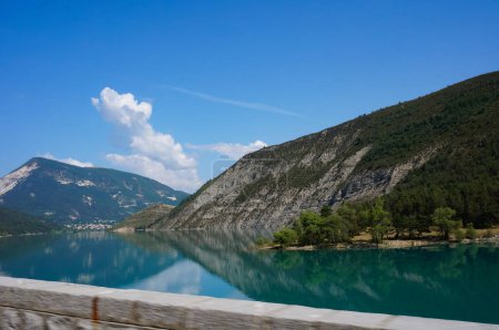 Foto de Grandioso paisaje montañoso en los Alpes meridionales franceses: el agua turquesa del lago de Castillon, bordeada por acantilados rocosos y montañas, en las gargantas de Verdon, en Haute-Provence, Francia - Imagen libre de derechos
