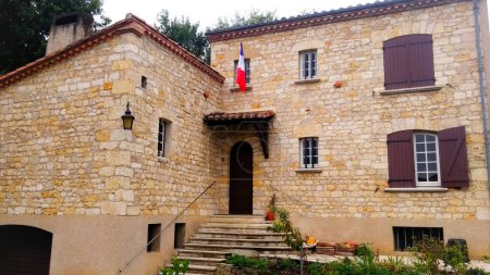 Téléchargez les photos : Une charmante demeure majestueuse dans le Tarn, dans le sud de la France, construite en pierre calcaire brute dans le style ancien d'un château médiéval - en image libre de droit