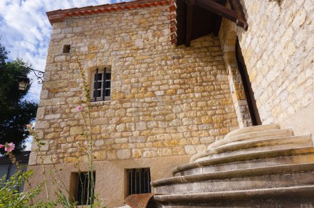 Foto de Una encantadora casa señorial en Tarn, al sur de Francia, construida en piedra caliza en bruto en el estilo antiguo de un castillo medieval - Imagen libre de derechos