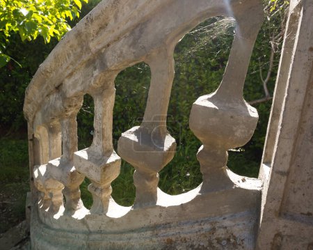Téléchargez les photos : Main courante vieillissante d'un ancien escalier extérieur avec balustres en ciment moulé aux motifs décoratifs sculptés artisanalement, à l'entrée d'un manoir de campagne en Occitanie, dans le sud de la France - en image libre de droit