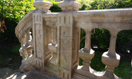Foto de Barandilla envejecida de una antigua escalera al aire libre con barandillas de cemento moldeado con patrones decorativos tallados artesanalmente, en la entrada de una casa solariega en Occitanie, al sur de Francia - Imagen libre de derechos