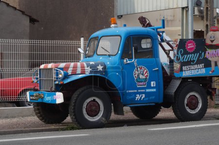 Foto de Albi, Francia - Sept. 2021 - Una vieja camioneta azul típica de los Estados Unidos, restaurada como camión de época como parte de una colección junto al taller de automóviles Frontoni, estacionada en la acera de la calle F. Verdier - Imagen libre de derechos
