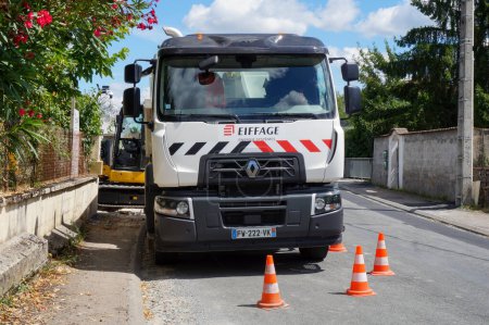Foto de Albi, Francia - Sept. 2021- Un camión volquete Renault blanco con cubo extraíble de la empresa francesa Eiffage, líder europeo en la industria de la construcción, en un lugar de trabajo durante las reparaciones de carreteras - Imagen libre de derechos