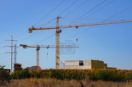 Foto de Troyes, France - Sept. 2020 - A yellow construction crane manufactured by Potain, a French branch of the US group Manitowoc and the world leader in tower crane - Imagen libre de derechos