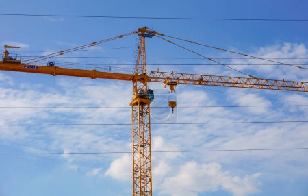Foto de Troyes, France - Sept. 2020 - A yellow construction crane manufactured by Potain, a French branch of the US group Manitowoc and the world leader in tower crane - Imagen libre de derechos