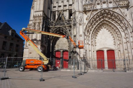 Foto de Troyes, Francia - Sept. 2020 - Un elevador articulado JLG 1250AJP frente a la Catedral de Saint-Pierre-et-Saint-Paul, utilizado para trabajos de restauración realizados en la fachada frontal del monumento gótico - Imagen libre de derechos