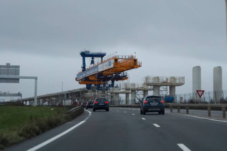 Foto de Massy, Francia - Dec. 2022 - Construcción de un viaducto entre Palaiseau y Saint-Quentin para la futura línea de metro 18 del Grand Paris Express, junto a la autopista, con un enorme pórtico de lanzamiento - Imagen libre de derechos