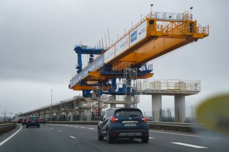 Foto de Massy, Francia - Dec. 2022 - Construcción de un viaducto entre Palaiseau y Saint-Quentin para la futura línea de metro 18 del Grand Paris Express; un lanzador gigante (grúa aérea) pone los voussoirs - Imagen libre de derechos
