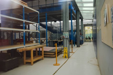 Foto de Troyes, Francia - Sept. 2020 - Instalaciones industriales y de investigación con estanterías de almacén y máquinas en la escuela-fábrica de la Universidad de Tecnología de Troyes (UTT), una escuela de ingeniería - Imagen libre de derechos