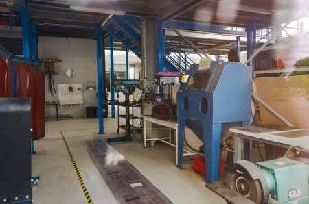 Foto de Troyes, Francia - Sept. 2020 - Instalaciones industriales que albergan máquinas herramienta como una amoladora de banco, en la escuela-fábrica de la Universidad de Tecnología de Troyes (UTT), una escuela francesa de ingenieros - Imagen libre de derechos