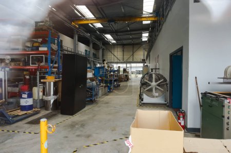Foto de Troyes, Francia - Sept. 2020 - Equipos industriales como estanterías de almacenes y maquinaria pesada en la escuela-fábrica de la Universidad de Tecnología de Troyes (UTT), una escuela de ingenieros - Imagen libre de derechos