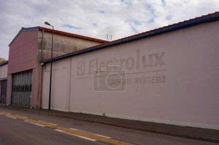 Téléchargez les photos : Rosires-prs-Troyes, France - Sept. 2020 - usine de Electrolux Laundry Systems, un fabricant d'origine suédoise basé en France qui produit des appareils majeurs pour les professionnels - en image libre de droit