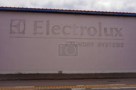 Foto de Rosires-prs-Troyes, Francia - Sept. 2020 - fábrica de Electrolux Laundry Systems, un fabricante de origen sueco con sede en Francia que produce grandes electrodomésticos para profesionales - Imagen libre de derechos