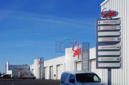 Foto de Albi, Francia - Dec. 2021 - Instalaciones de equipamiento interior y carrocería industrial de SAFRA, una empresa local con sede en Albiple área de negocios, que trabaja para las industrias ferroviaria y automotriz - Imagen libre de derechos