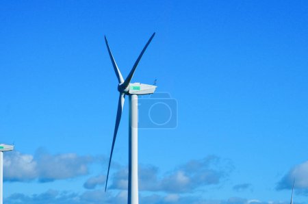 Téléchargez les photos : Languedoc-Rousillon, France - oct. 2021 - Aréogénérateur à trois pales monté sur pieux de béton, dans un parc éolien au bord de l'autoroute ; un exemple typique de modes de production alternatifs pour l "énergie - en image libre de droit