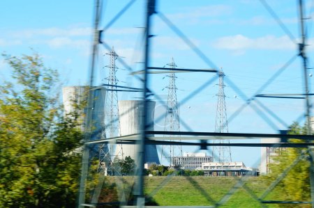 Foto de Pierrelatte, Francia - Oct. 2021 - Torres de refrigeración, torres eléctricas e instalaciones industriales en el CNPE, una planta de energía nuclear gestionada por EDF dentro de uno de los mayores emplazamientos de tecnología atómica del mundo - Imagen libre de derechos