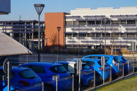 Foto de Albi, Francia - enero de 2022 - Flota de azul, Peugeot 208 vehículos de apoyo de Enedis, la compañía eléctrica que opera la red eléctrica francesa, estacionado fuera de su sede en Albi-Innoprod Technopole - Imagen libre de derechos