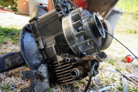 Foto de Motor de combustión de una cortadora de césped vieja - Imagen libre de derechos