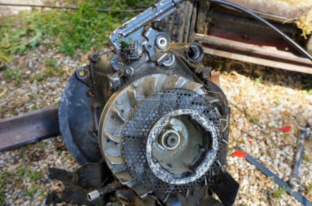 Foto de Motor de combustión de una cortadora de césped vieja - Imagen libre de derechos