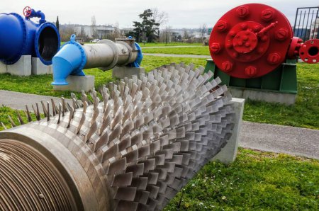 Téléchargez les photos : Toulouse, France - Mars 2020 - Des machines lourdes exposées comme vestiges de l'explosion dévastatrice de l'usine AZF dans le Mémorial : turbine avec pales de refroidissement et énorme tuyauterie métallique industrielle - en image libre de droit