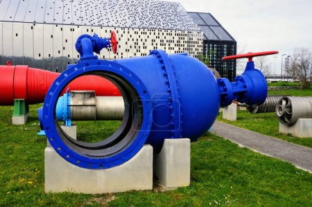 Foto de Toulouse, Francia - Marzo 2020 - Boilermaking exhibido como remanente de la desastrosa explosión de la fábrica AZF en el Memorial: una válvula de metal masiva, tuberías industriales y ejes de motor - Imagen libre de derechos