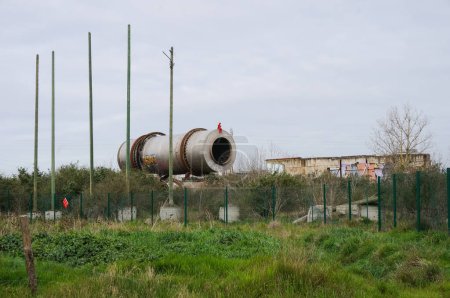 Foto de Toulouse, Francia - Marzo 2020 - Vestigio abandonado dejado por la devastadora explosión de la fábrica AZF el 21 de septiembre de 2001, una gran catástrofe industrial en Europa: un enorme oleoducto químico metalúrgico - Imagen libre de derechos
