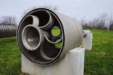 Foto de Toulouse, Francia - Marzo 2020 - Partes de la máquina exhibidas como restos de la desastrosa explosión de la planta AZF en el Memorial: una pieza mecánica masiva de metal en forma de turbina - Imagen libre de derechos