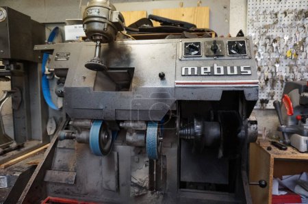 Foto de París, Francia - Sept. 2020 - Una máquina-herramienta hecha por Mebus (ahora Advanced Foot Technology, AFT), un fabricante alemán especializado en la fabricación de zapatos y equipos de reparación de zapatos, en un taller de artesanos - Imagen libre de derechos
