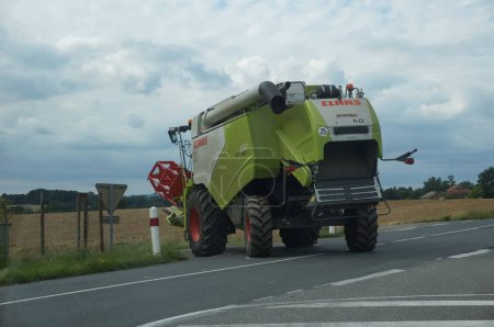 Foto de Tarn, Francia - Sept. 2021 - Una cosechadora Lexion verde y blanca del fabricante alemán Claas - Imagen libre de derechos