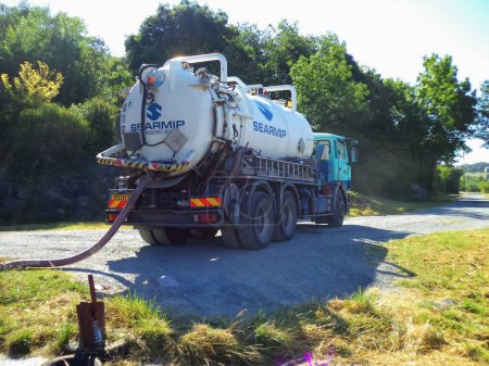 Foto de Albi, Francia - Julio 2016 - Camión de succión de aguas residuales aspirando a los lixiviados producidos por el centro de recepción de residuos de Albi-Ranteil, operado por la Comunidad Urbana de Grand Albigeois - Imagen libre de derechos