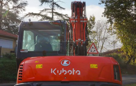 Téléchargez les photos : Tarn, France - Dec. 2020 - Detail of the rear of a compact mini excavator from the Japanese manufacturer of constrcution equipment Kubota, equipped with a mechanical arm actuated by hydraulic hoses - en image libre de droit