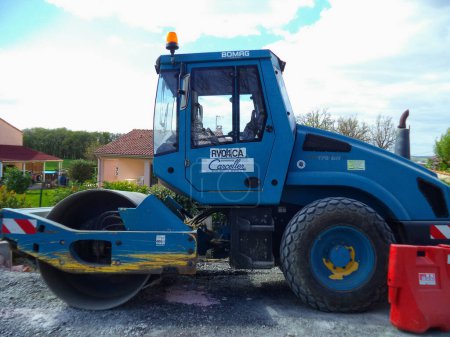 Foto de Albi, Francia - agosto 2016 - Vista lateral de un rollo de compresión azul en las obras de carretera, producido por el fabricante alemán Bomag, empresa líder en maquinaria de construcción - Imagen libre de derechos