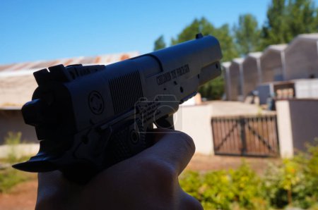 Téléchargez les photos : Occitanie, France - décembre 2021 - un tireur vise un HDP 50 T4E, un pistolet à air CO2, vers une cible - en image libre de droit