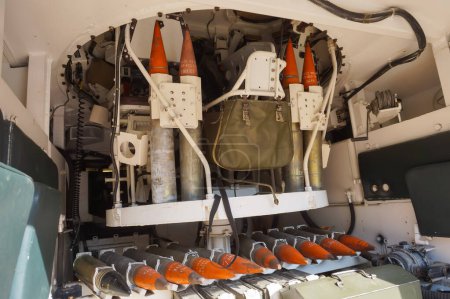 Foto de Troyes, Francia - Sept. 2020 - Sistema de carga y reserva de proyectiles de artillería de 90 mm, debajo de la torreta, dentro de un AMX-10 P retirado, un tanque de combate ligero fabricado por Giat Industries para el Ejército francés - Imagen libre de derechos
