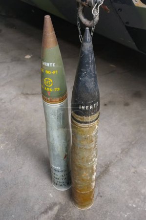 Téléchargez les photos : Troyes, France - Sept. 2020 - Deux obus antichars désarmés à charge creuse, utilisés avec le canon F1 de 90 mm développé par le fabricant Giat Industries (aujourd'hui Nexter) pour l'armée française - en image libre de droit
