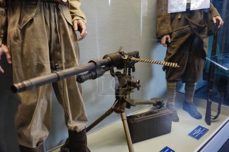 Foto de Reims, Francia - Sept. 2022 - Maniquíes de los soldados del Ejército Francés de la Guerra Mundial, con una ametralladora Hotchkiss "1914", exhibida en el Museo Alemán de Rendición, que luego albergó el Cuartel General Aliado - Imagen libre de derechos