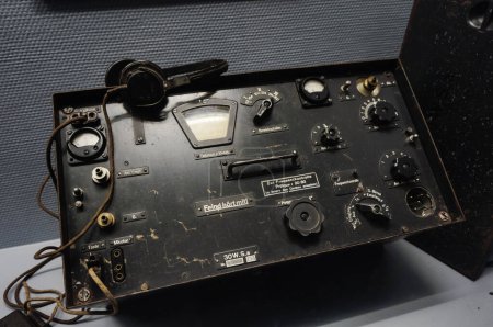 Foto de Reims, Francia - Sept. 2022 - Un transmisor de radio alemán de última generación, con un dial y perillas giratorias, exhibido en el Museo Alemán de Rendición (ubicado dentro de Franklin Roosevelt High School)) - Imagen libre de derechos