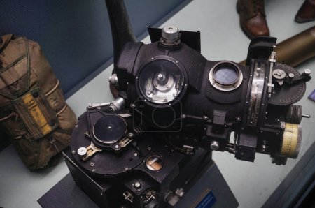 Foto de Reims, Francia - Sept. 2022 - El famoso Norden bombsight, entonces un alto secreto utilizado por los bombarderos de la Fuerza Aérea de los Estados Unidos, exhibido en el Museo Alemán de la Rendición; tiene un giroscopio y un alcance principal - Imagen libre de derechos