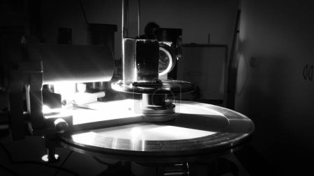 Téléchargez les photos : Toulouse, France -Fév. 2018- Matériel expérimental et didactique dans un laboratoire d'optique : un goniomètre à prisme pour l'analyse spectrale, équipé d'un nonius et de scopes, éclairé par une lampe à sodium - en image libre de droit