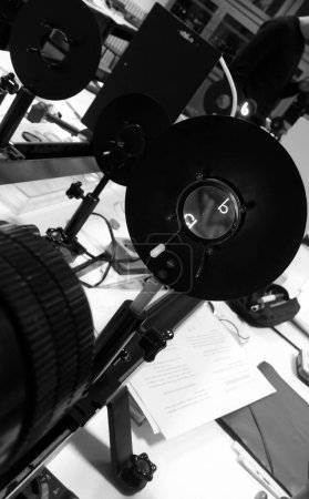 Foto de Material experimental y didáctico de un laboratorio de óptica en Toulouse, Francia: proyectar imágenes a través de lentes en la playa óptica, durante una práctica física en una clase preparatoria francesa - Imagen libre de derechos