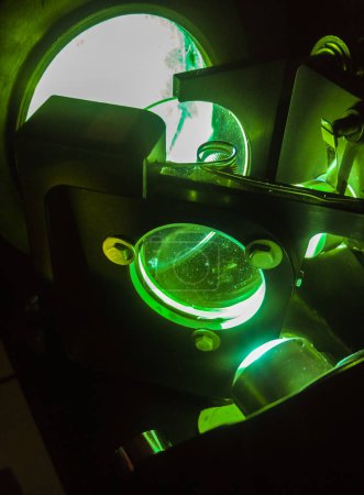 Téléchargez les photos : Expérience scientifique de physique : miroirs et lentilles de précision d'un interféromètre Michelson dans un laboratoire français d'optique ondulatoire, utilisés en lumière verte avec un filtre à spectre et une lampe au mercure - en image libre de droit