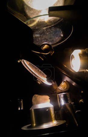 Téléchargez les photos : Expérience scientifique de physique : miroirs et lentilles de précision d'un interféromètre Michelson dans un laboratoire français d'optique ondulatoire, utilisés en lumière verte avec un filtre à spectre et une lampe au mercure - en image libre de droit