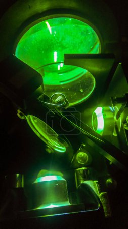 Téléchargez les photos : Miroirs et lentilles de précision d'un interféromètre, un équipement scientifique de pointe dans un laboratoire français d'optique ondulatoire, utilisé en lumière verte avec un filtre à spectre et une lampe au mercure - en image libre de droit