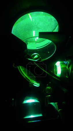 Foto de Espejos y lentes de precisión de un interferómetro, un equipo científico avanzado en un laboratorio francés de óptica ondulatoria, utilizado en luz verde con un filtro de espectro y una lámpara de mercurio - Imagen libre de derechos