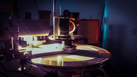Foto de Equipos experimentales y educativos en un laboratorio de óptica de una clase científica de la enseñanza superior francesa: un goniómetro equipado con un prisma y un nonius de acero para mediciones de espectrometría - Imagen libre de derechos