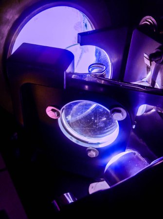 Téléchargez les photos : Expérience scientifique lors d'une classe de physique d'un lycée de l'enseignement supérieur français : miroirs et lentilles de précision d'un interféromètre Michelson dans un laboratoire d'optique ondulatoire utilisé en lumière bleue - en image libre de droit