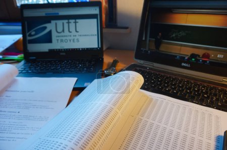 Téléchargez les photos : Troyes, France - Sept. 2020 - Tableaux de valeur des mathématiques statistiques élaborés par les doctorants de l'Université de Technologie de Troyes (UTT), dont le logo apparaît sur un écran d'ordinateur en arrière-plan - en image libre de droit